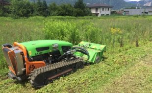 Débroussaillage d'un terrain avant l'implantation et terrassement d'une construction à Marnaz en Haute-Savoie.